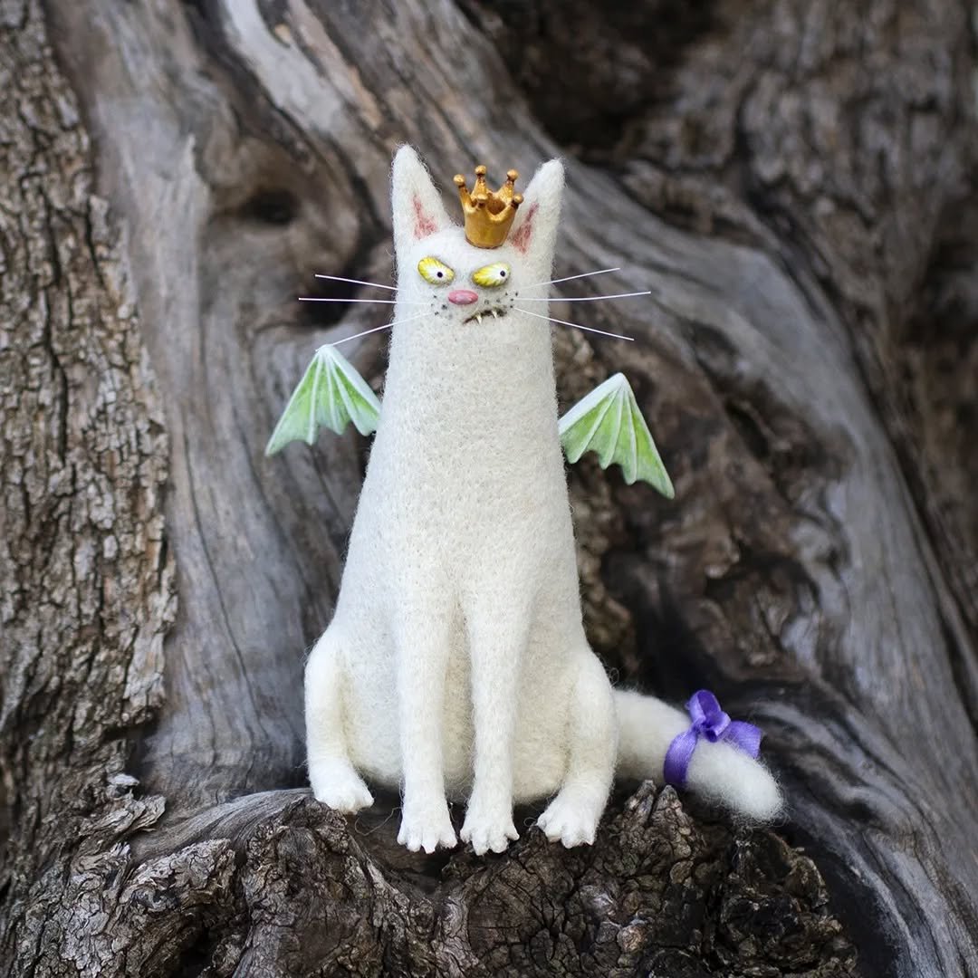 CurioCat - Soft Wool Figurine – Gragon queen