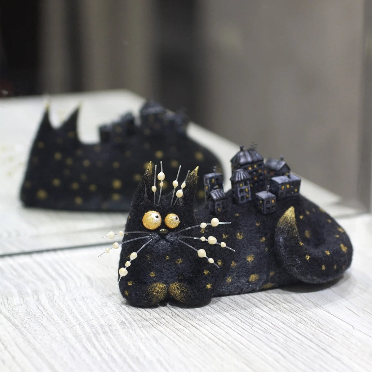 CurioCat - Soft Wool Figurine – Night city cat