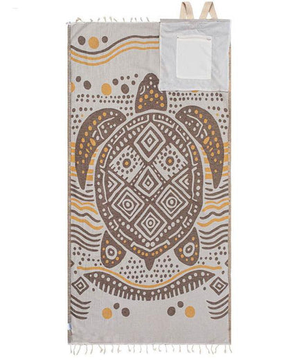 CoastCarry – Sand-Resistant Towel Backpack for Beach Days – Kiki TT / 37" x 67" (93cm x 170cm)