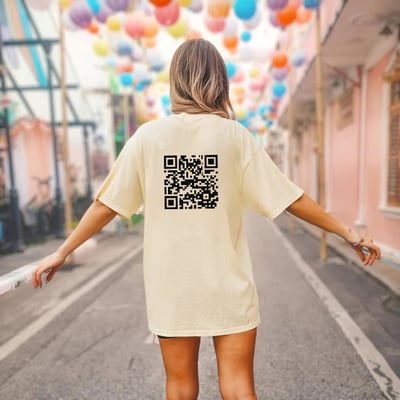ScanMe – Funny QR Code Interactive T-Shirt – Beige / S