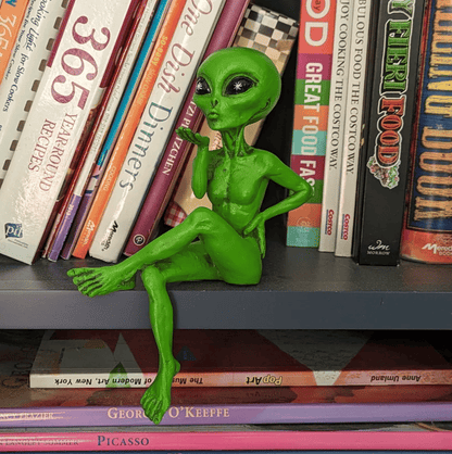 AlienMeme – Funny 2026 Alien Artwork – The Flirty(Green)