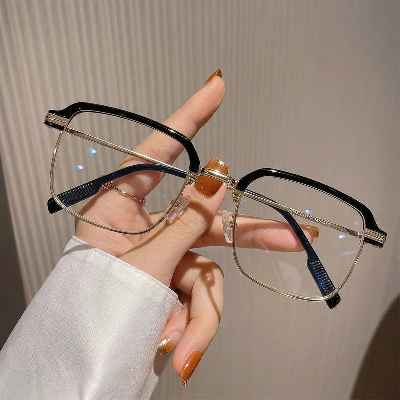 FocusPro – HD Auto-Adjust Reading Glasses – Gold Frame / 18–33 yrs | 0.00 No Power / Buy 1 Get Free 1