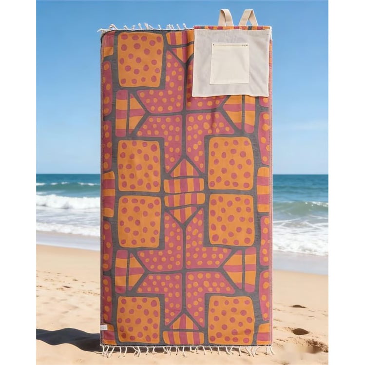 CoastCarry – Sand-Resistant Towel Backpack for Beach Days – Grid Pattern / 37" x 67" (93cm x 170cm)
